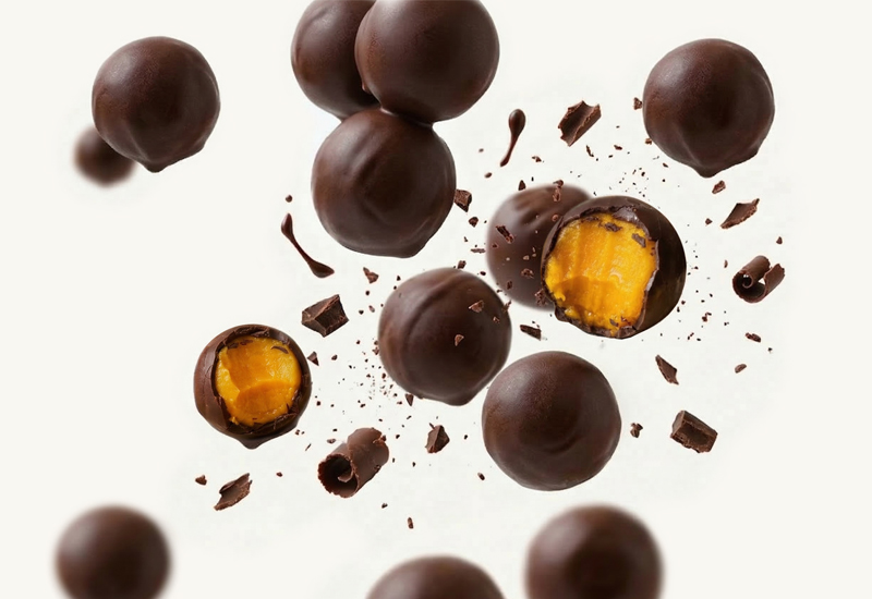 Láhev kečupu a rajčata