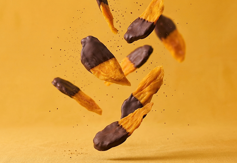 Láhev kečupu a rajčata