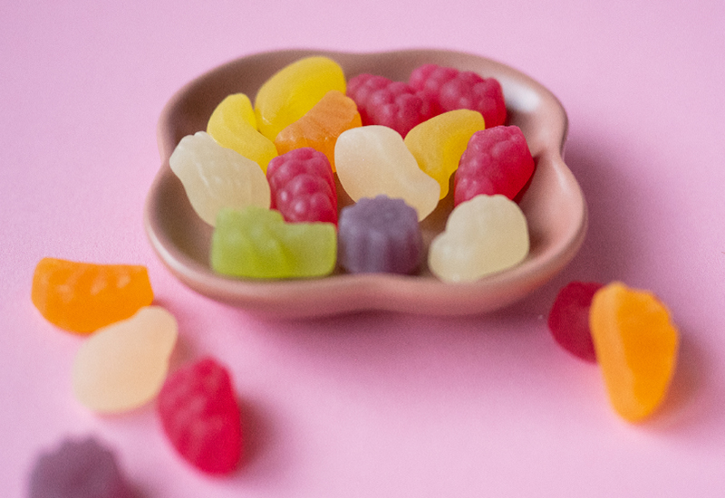 Láhev kečupu a rajčata