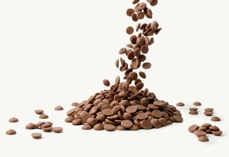 Láhev kečupu a rajčata