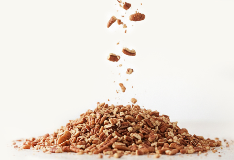 Láhev kečupu a rajčata