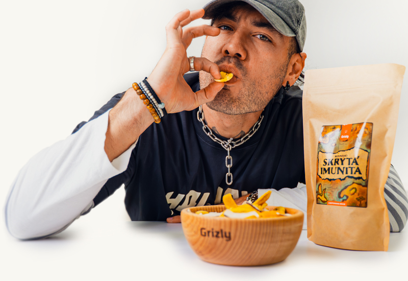 Láhev kečupu a rajčata