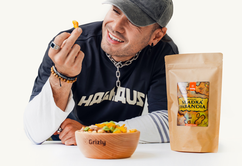 Láhev kečupu a rajčata