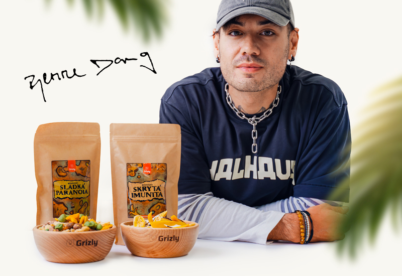 Láhev kečupu a rajčata