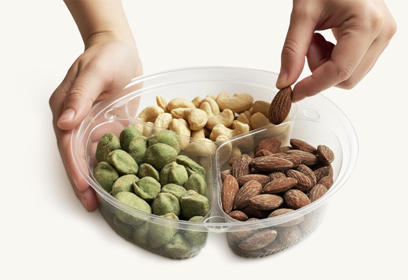 Láhev kečupu a rajčata