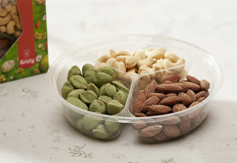 Láhev kečupu a rajčata