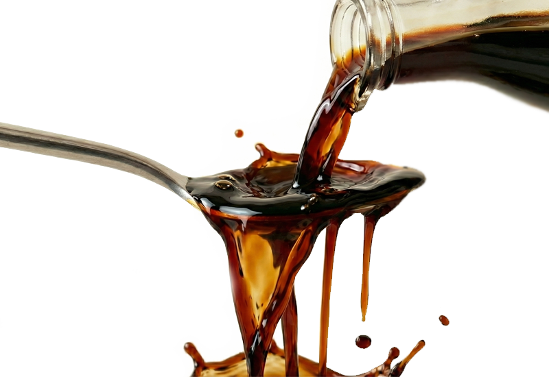 Láhev kečupu a rajčata