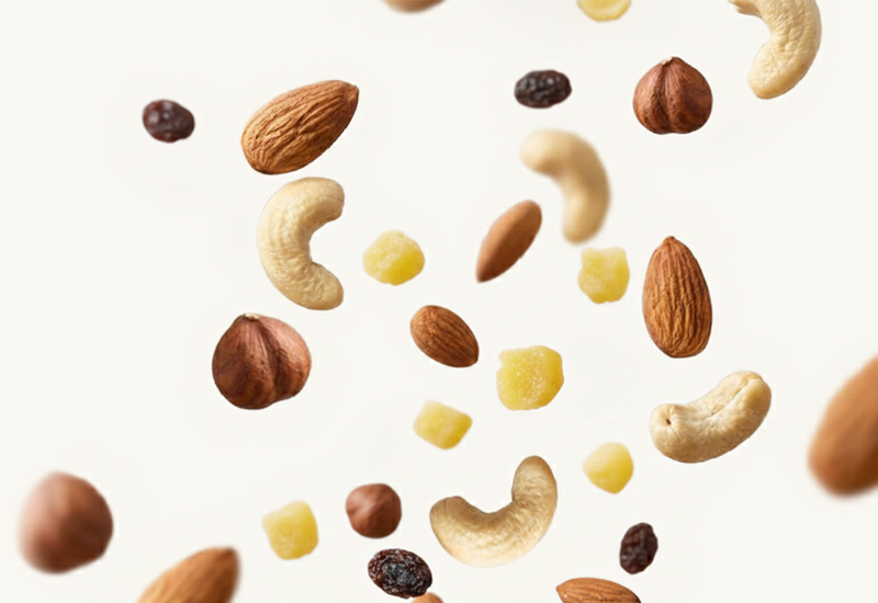 Láhev kečupu a rajčata