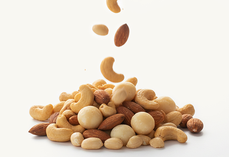 Láhev kečupu a rajčata