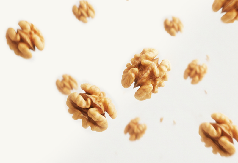 Láhev kečupu a rajčata