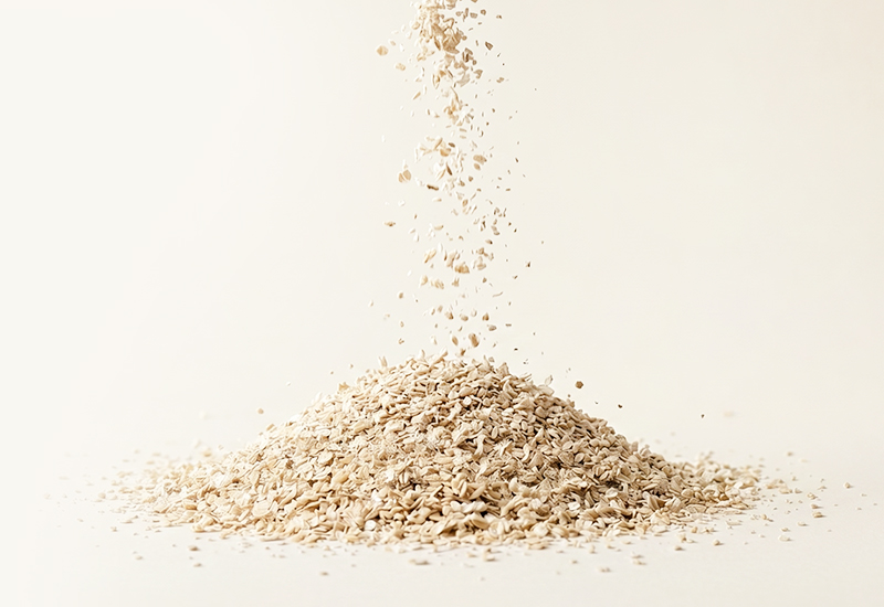 Láhev kečupu a rajčata