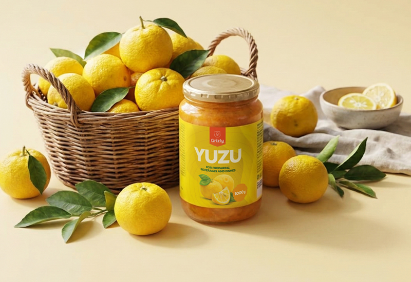 Láhev kečupu a rajčata