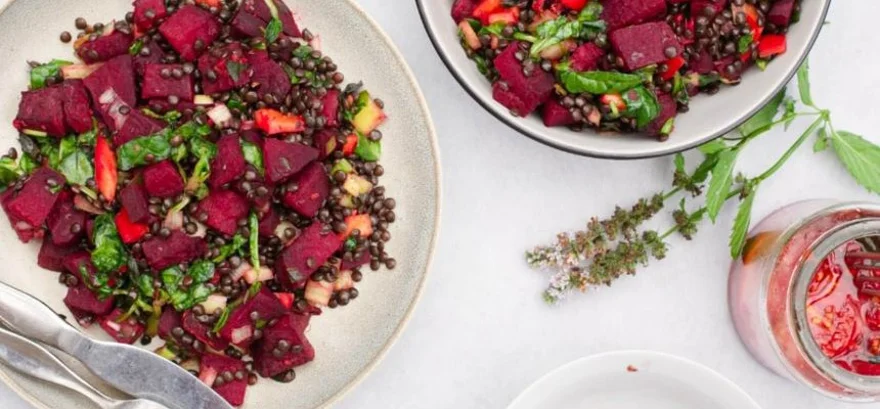 Jednoduchý čočkový salát z belugy a pečené řepy