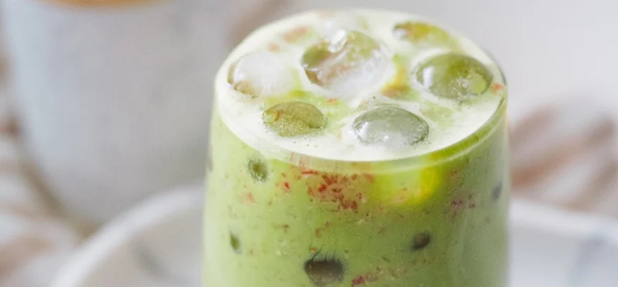 Matcha latte drink: Co to je, jak chutná a jak si ho jednoduše připravit doma?
