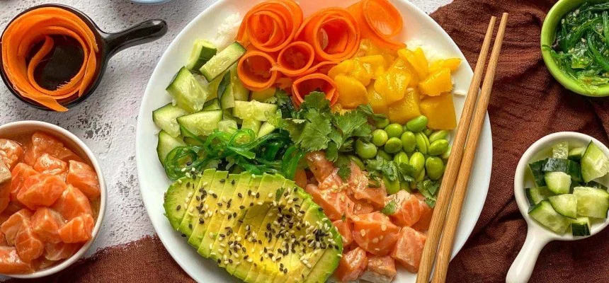 Domácí poke bowl: Základní recept, omáčka a 4 nové varianty