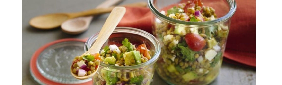 Čočkový salát s avokádem a sýrem