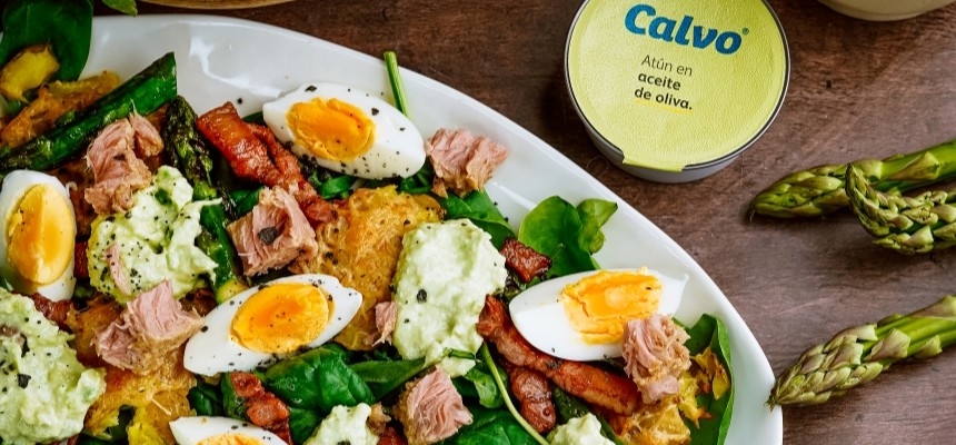 Recept na salát, co zasytí: Z pečených brambor a tuňáka s avokádovým dresinkem