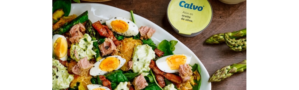 Recept na salát, co zasytí: Z pečených brambor a tuňáka s avokádovým dresinkem