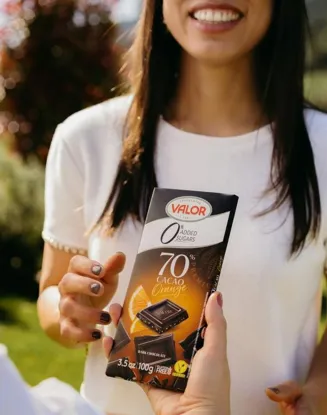 Čokoláda 70 % kakaa bez přidaného cukru s kousky pomeranče
