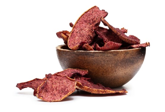 Jablka sušená tasty plátky – s borůvkovým prachem