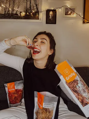 Jablka sušená tasty plátky – s borůvkovým prachem