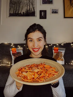 Jablka sušená tasty plátky – s borůvkovým prachem