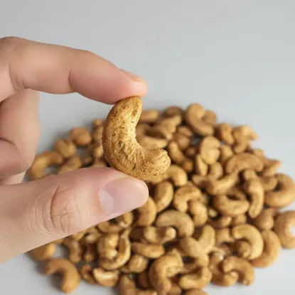 Kešu ořechy s wasabi a datlovou šťávou