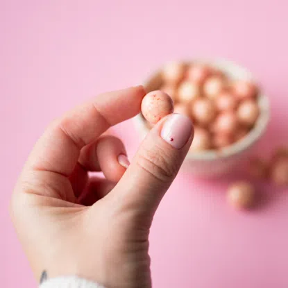 Křupavé kuličky v bílé čokoládě a malinami 6 x 250 g
