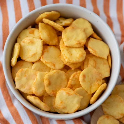 Kukuřičné krekry se sýrovou příchutí