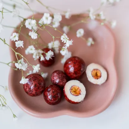 Lyofilizovaný černý rybíz v bílé čokoládě