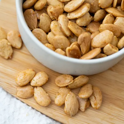 Mandle smažené cibule, česnek, rajče