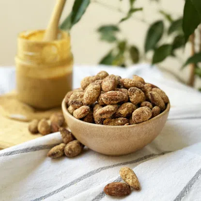 Mandle v karamelu s arašídovým máslem