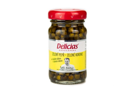 Zelený korenie v slanom náleve